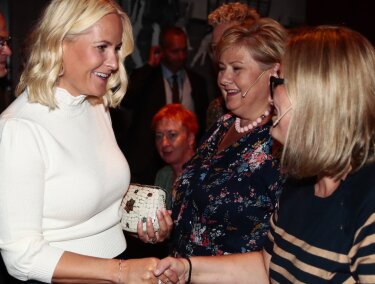Tung tids tale litt solgber mette marit fra slottet